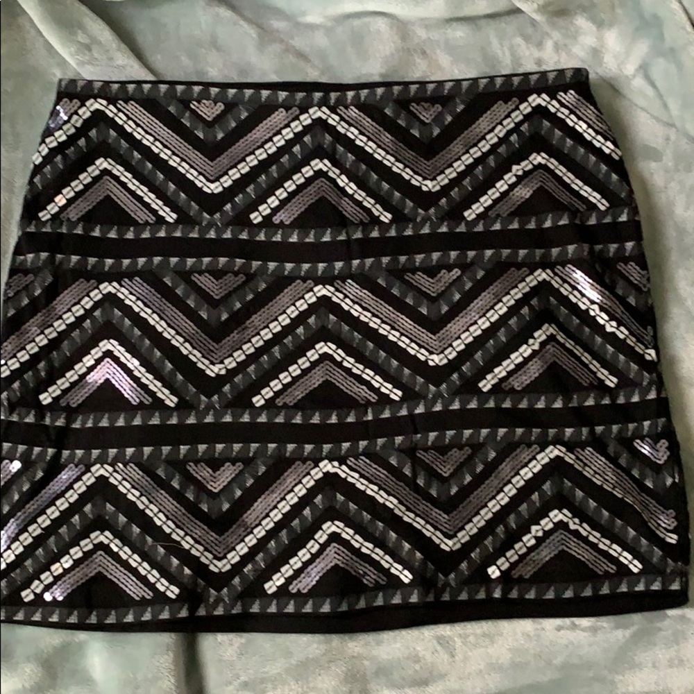 Express skirt with geometric design, size small